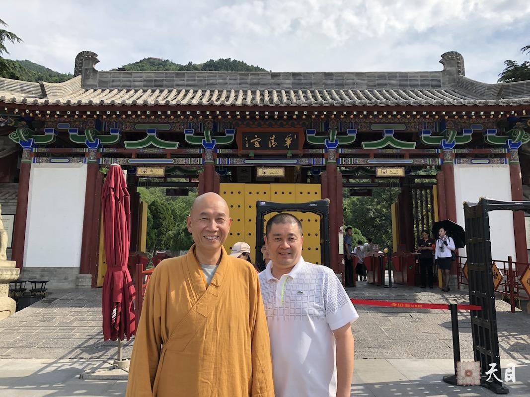 20180609圣观法师带领果实法师等弟子应石小娟女士的邀请到华清·爱琴海国际温泉酒店泡温泉经过华清池门前