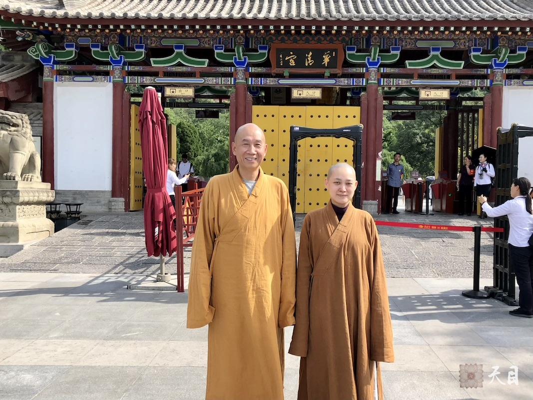 20180609圣观法师带领果实法师等弟子应石小娟女士的邀请到华清·爱琴海国际温泉酒店泡温泉经过华清池门前