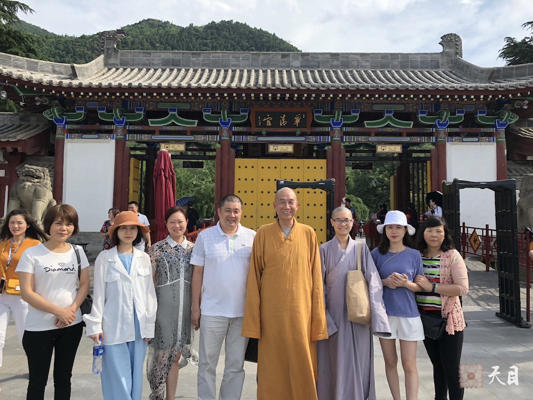 20180609圣观法师带领果实法师等弟子应石小娟女士的邀请到华清·爱琴海国际温泉酒店泡温泉经过华清池门前