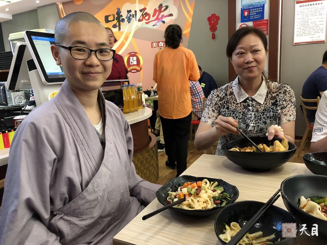 20180609圣观法师带领果实法师等弟子结束秦始皇兵马俑博物馆参观后吃陕西油泼辣子BiángBiáng面常惠居士心婵居士供养2