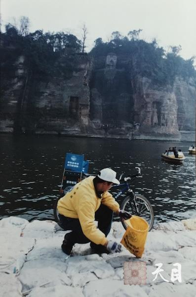 19990220徐志强（出家前的圣观法师）骑至乐山大佛前——庄严佛净土