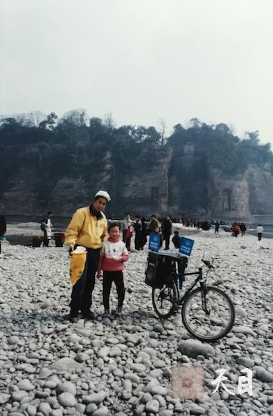 19990220徐志强（出家前的圣观法师）骑至乐山大佛前——庄严佛净土