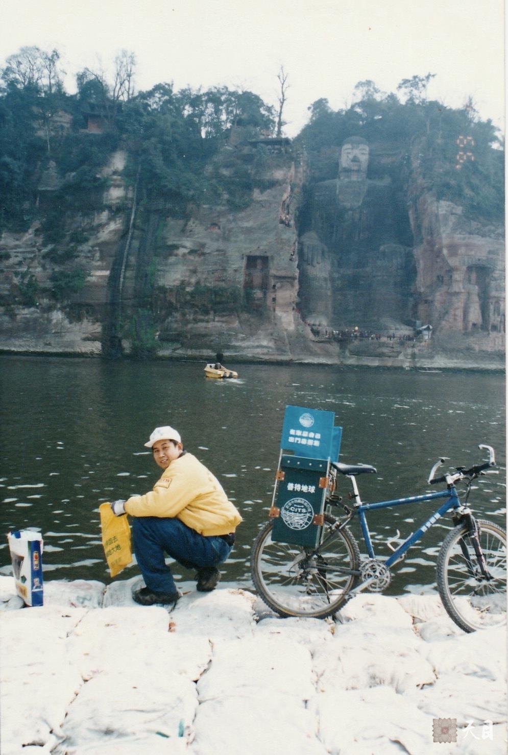 19990220徐志强（出家前的圣观法师）骑至乐山大佛前——庄严佛净土