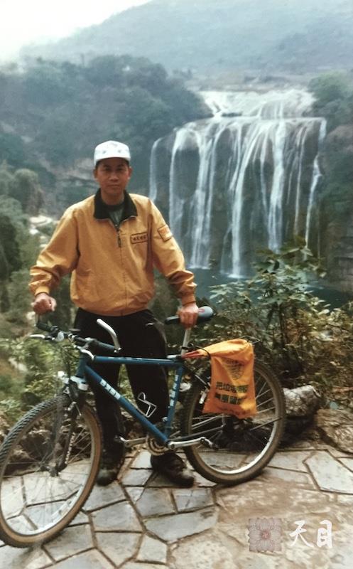 199903徐志强（出家前的圣观法师）骑至贵州黄果树瀑布