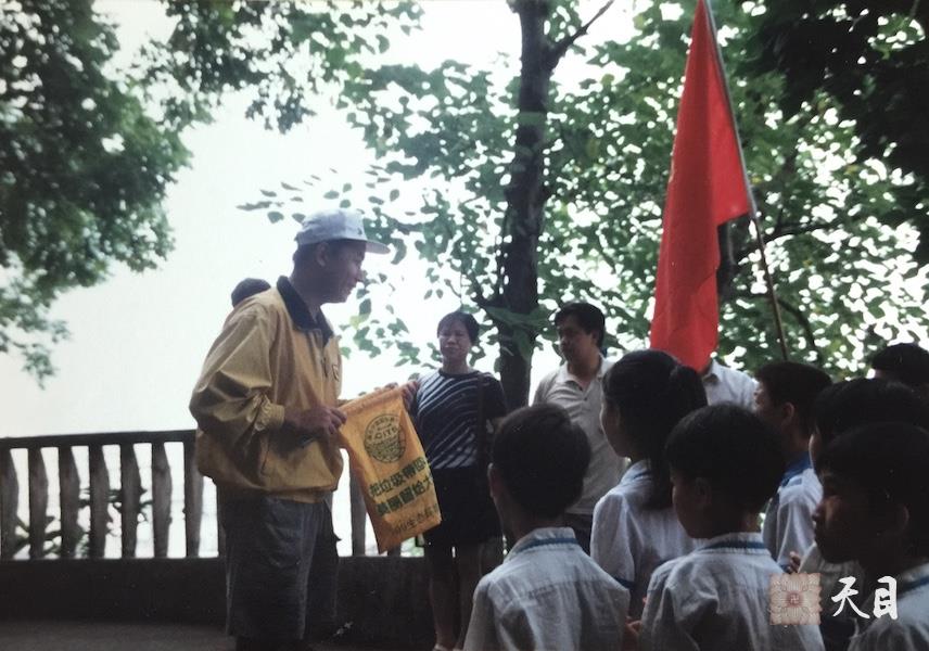 19990605徐志强（出家前的圣观法师）骑行至广西梧州中山公园和学生们一起捡垃圾