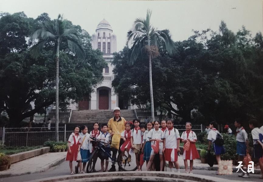 19990605徐志强（出家前的圣观法师）骑行至广西梧州中山公园和学生们一起捡垃圾