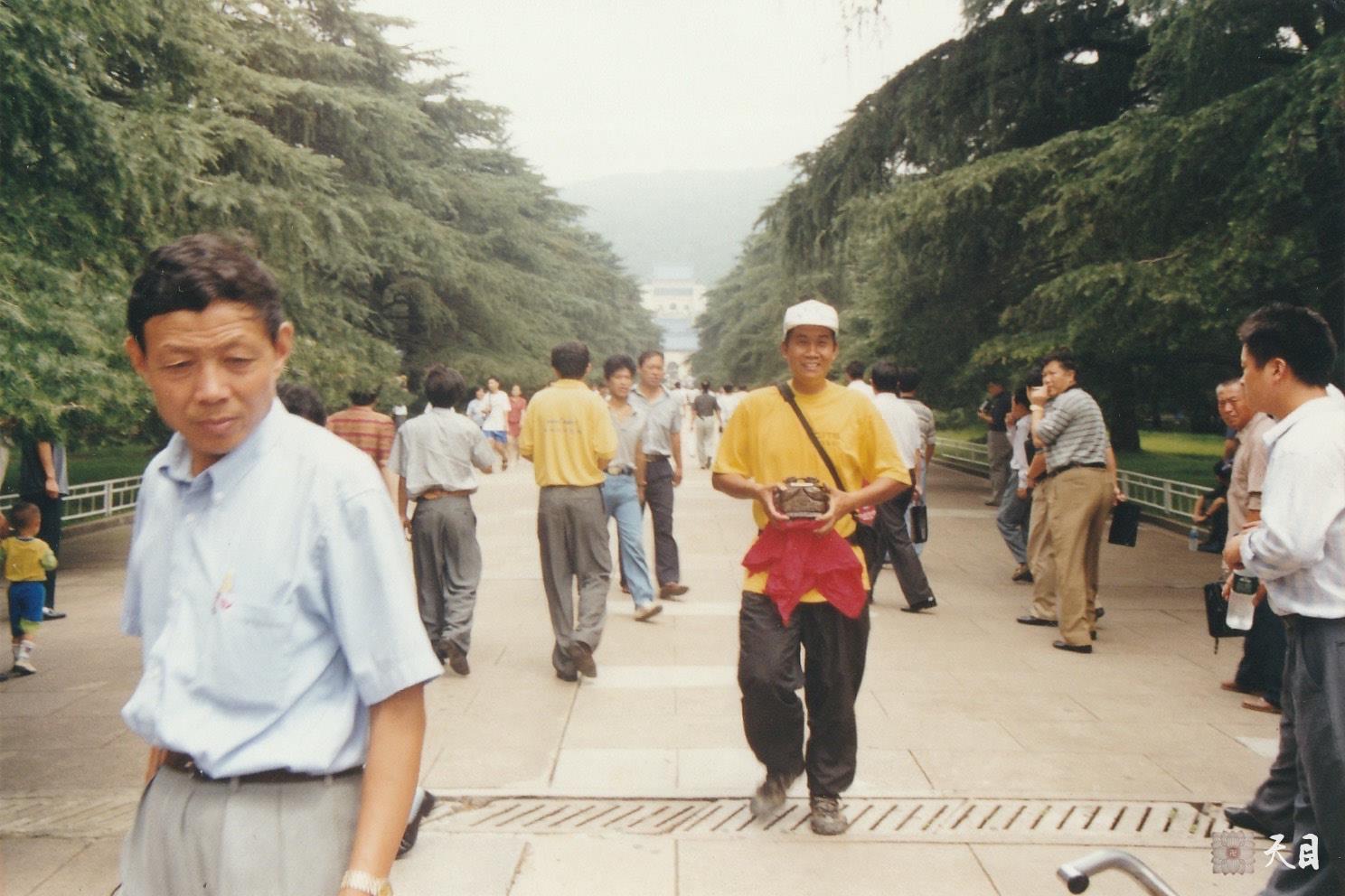 199908徐志强（出家前的圣观法师）骑车至南京捧澳门土去祭奠中山陵