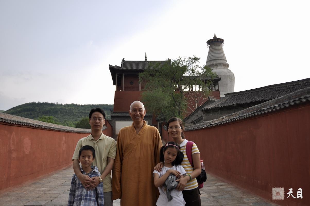20110712-14圣观法师与心敬果贞心宁果静两家心平大安大智大慧在山西大同云冈石窟五台山塔院寺平遥古城协同庆票号通天峡