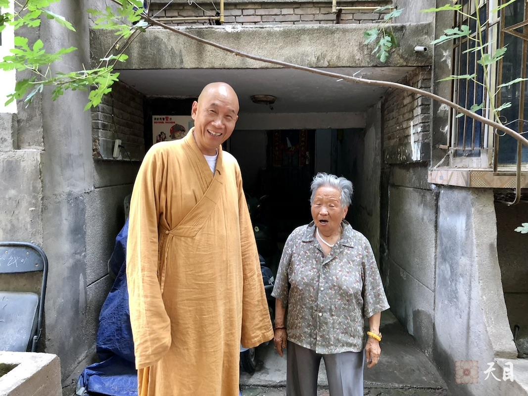 20180620圣观法师和常美居士在西安佛堂所在86中52号院合影