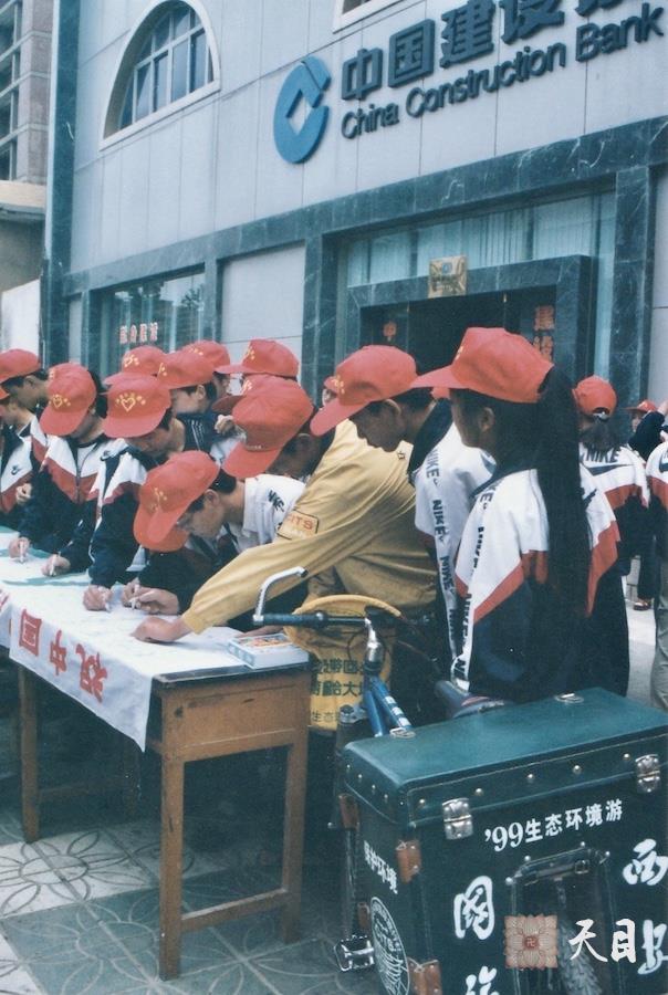 19990409《贵阳晚报》报道徐志强（出家前的圣观法师）“环保独行侠”万里走单骑