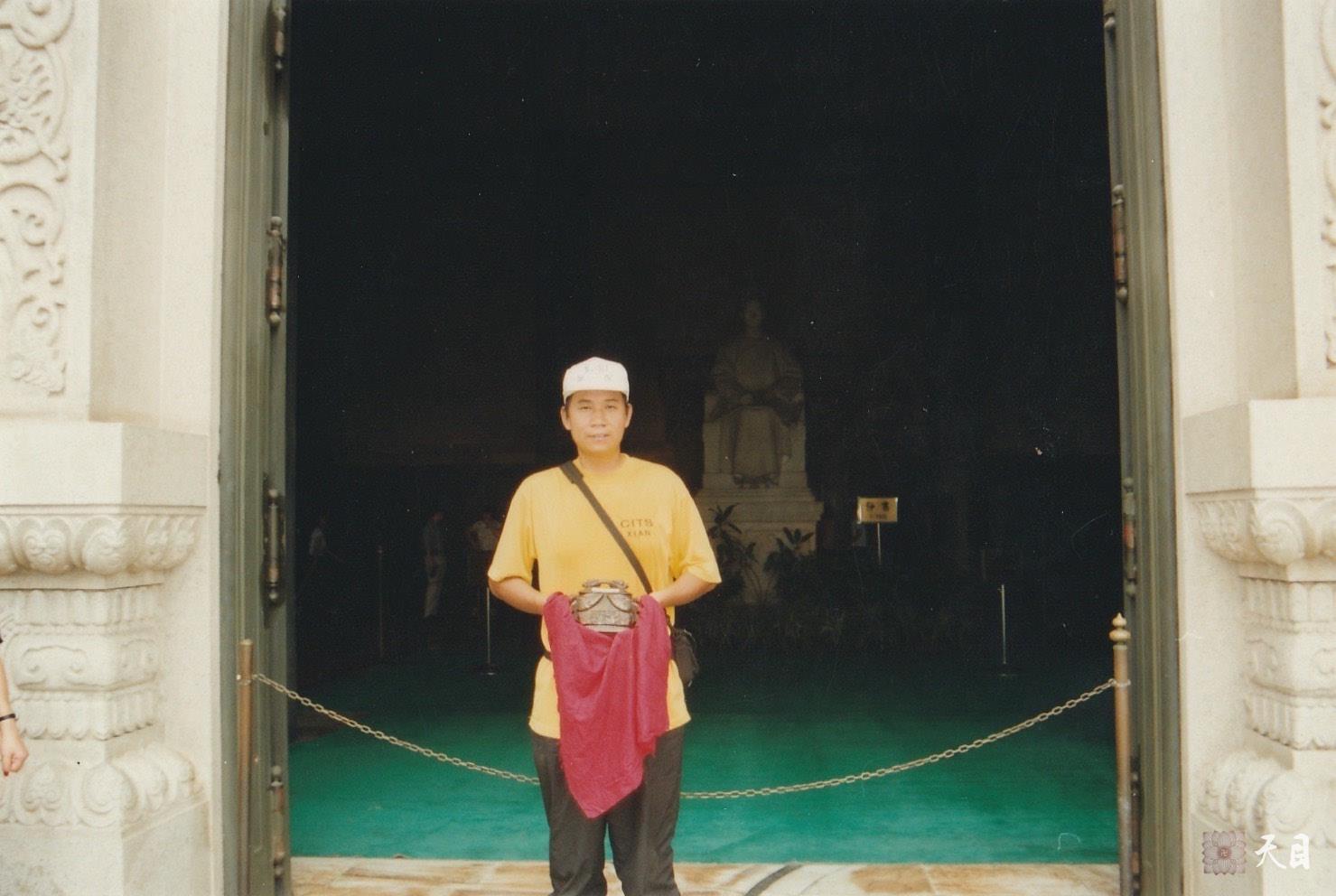 199908徐志强（出家前的圣观法师）骑车至南京捧澳门土去祭奠中山陵