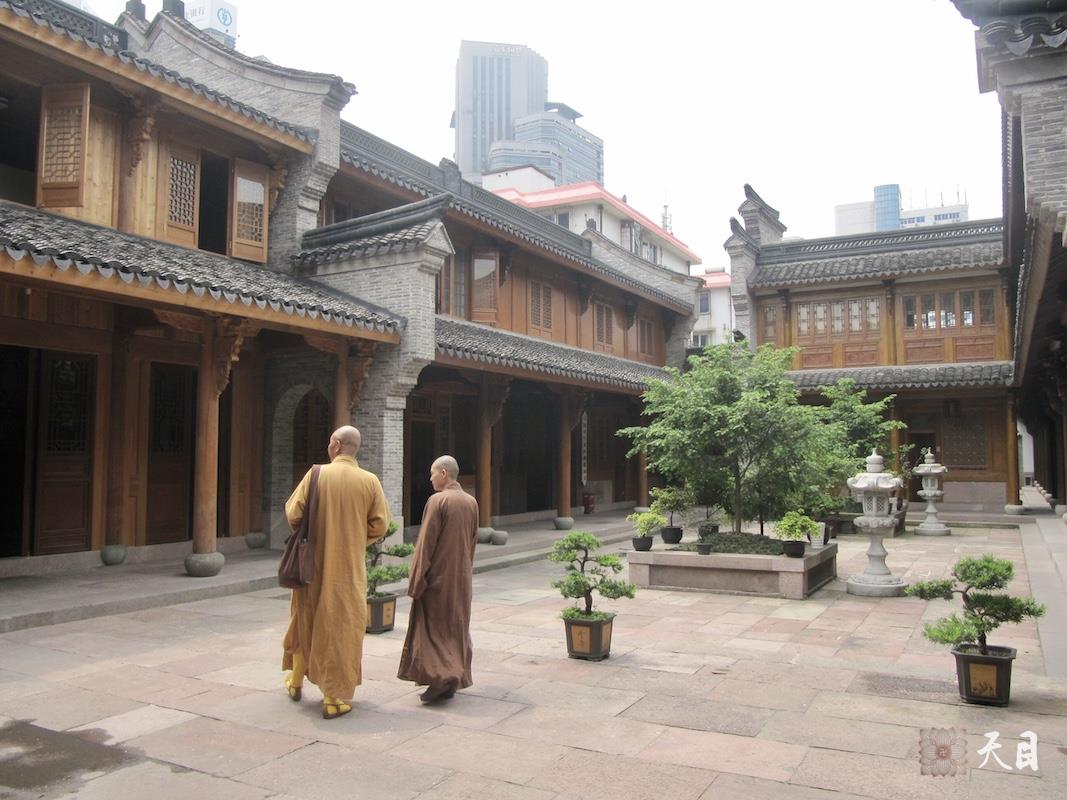 20110526果实法师跟随恩师圣观法师宁波阿育王寺七塔寺南苑