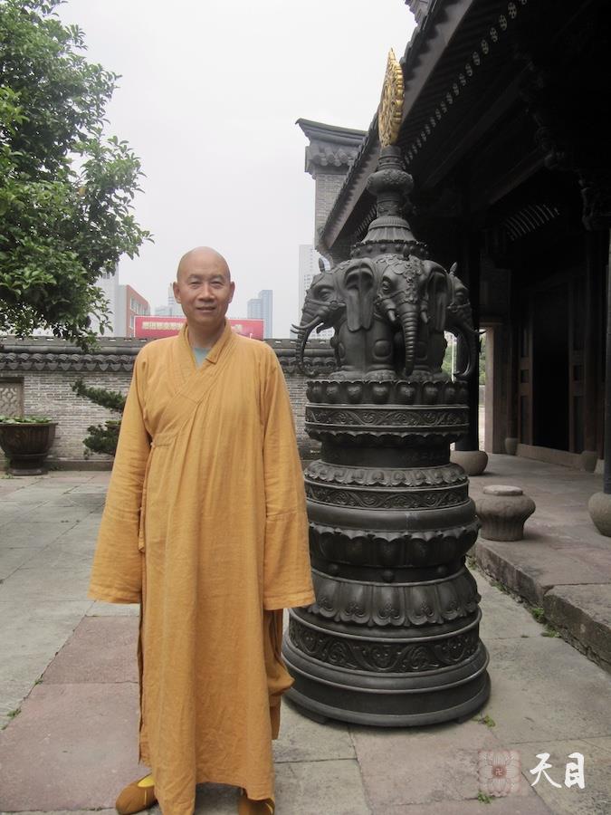 20110526圣观法师带领果实法师等弟子在宁波阿育王寺和七塔寺参学