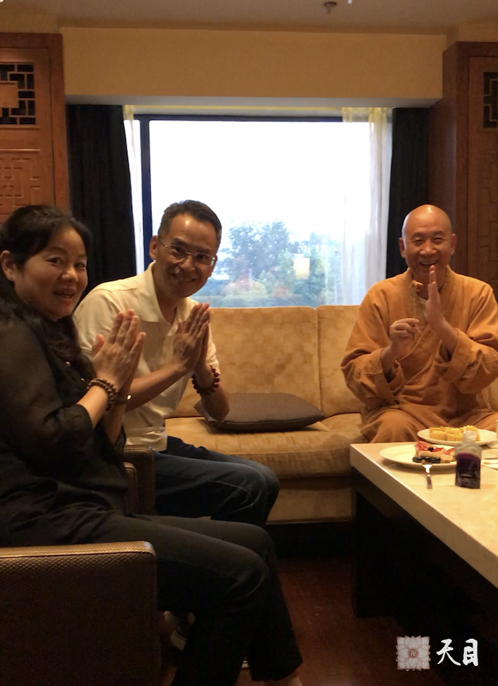 20180625圣观法师带领果实法师等弟子在西安喜来登给心宁居士庆祝生日1