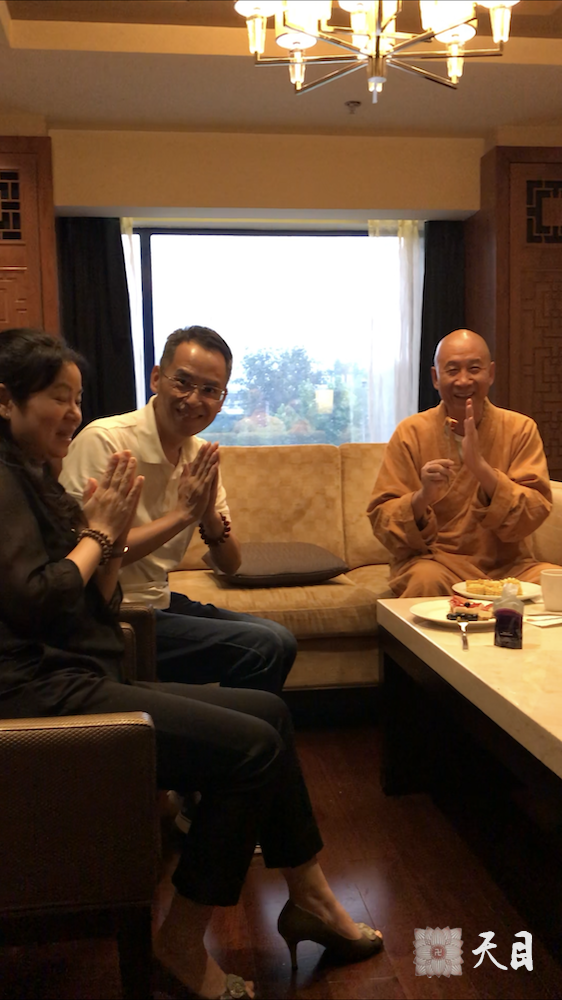 20180625圣观法师带领果实法师等弟子在西安喜来登给心宁居士庆祝生日1