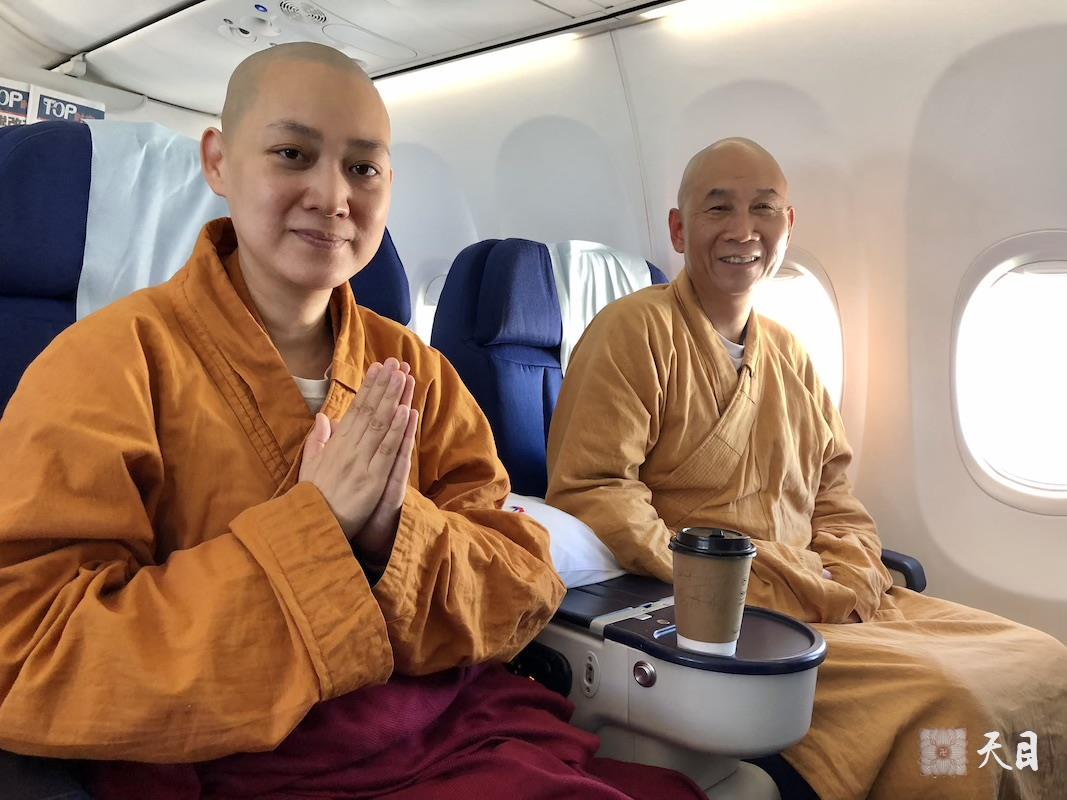 20180627果实法师首次跟随恩师圣观法师乘坐飞机出行（此次也是圣观法师阔别四年首次乘坐飞机从西安飞往温州）