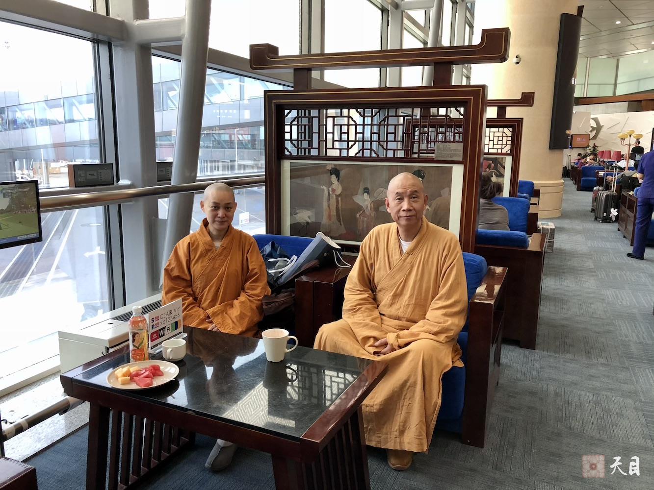 20180627果实法师首次跟随恩师圣观法师乘坐飞机出行（此次也是圣观法师阔别四年首次乘坐飞机从西安飞往温州）