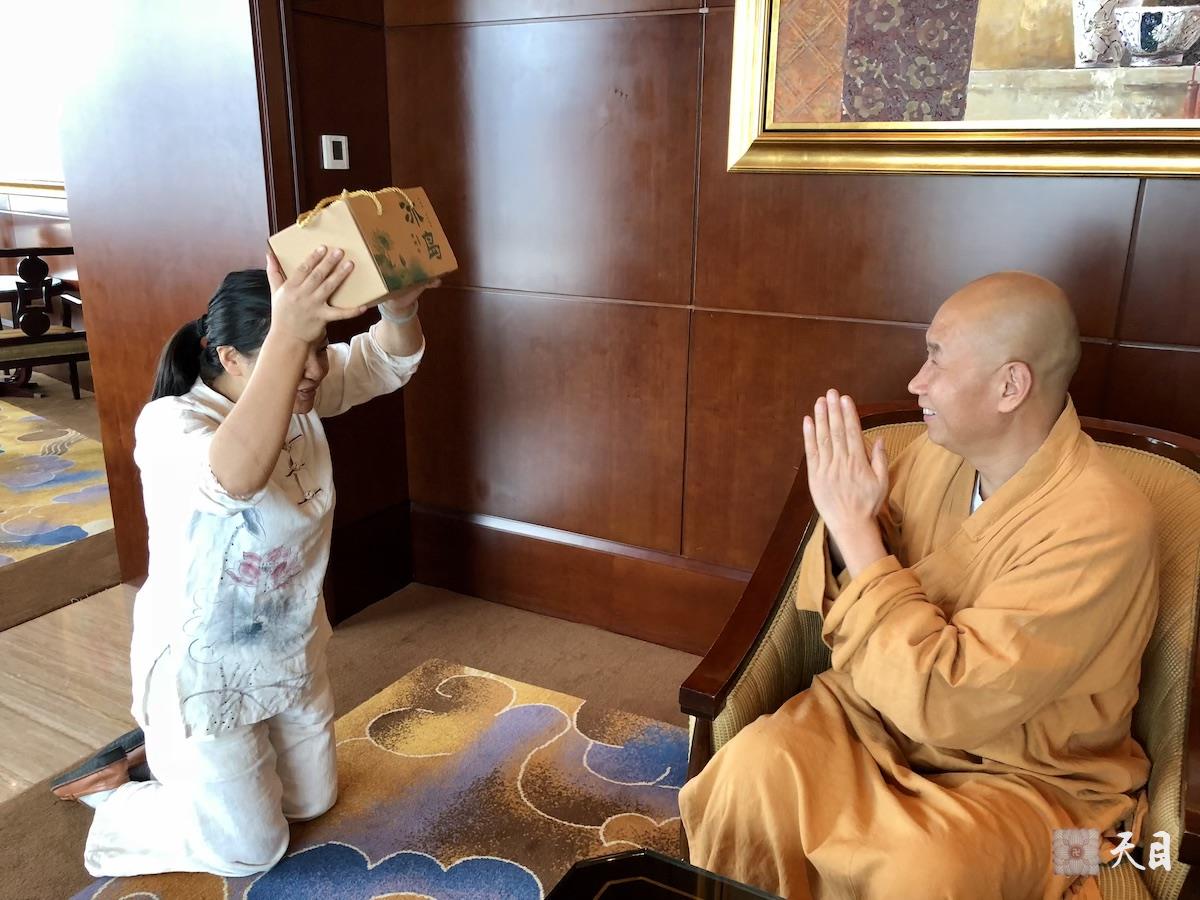 20180630圣观法师在温州香格里拉豪华阁接受常顺居士供养冰岛古树茶