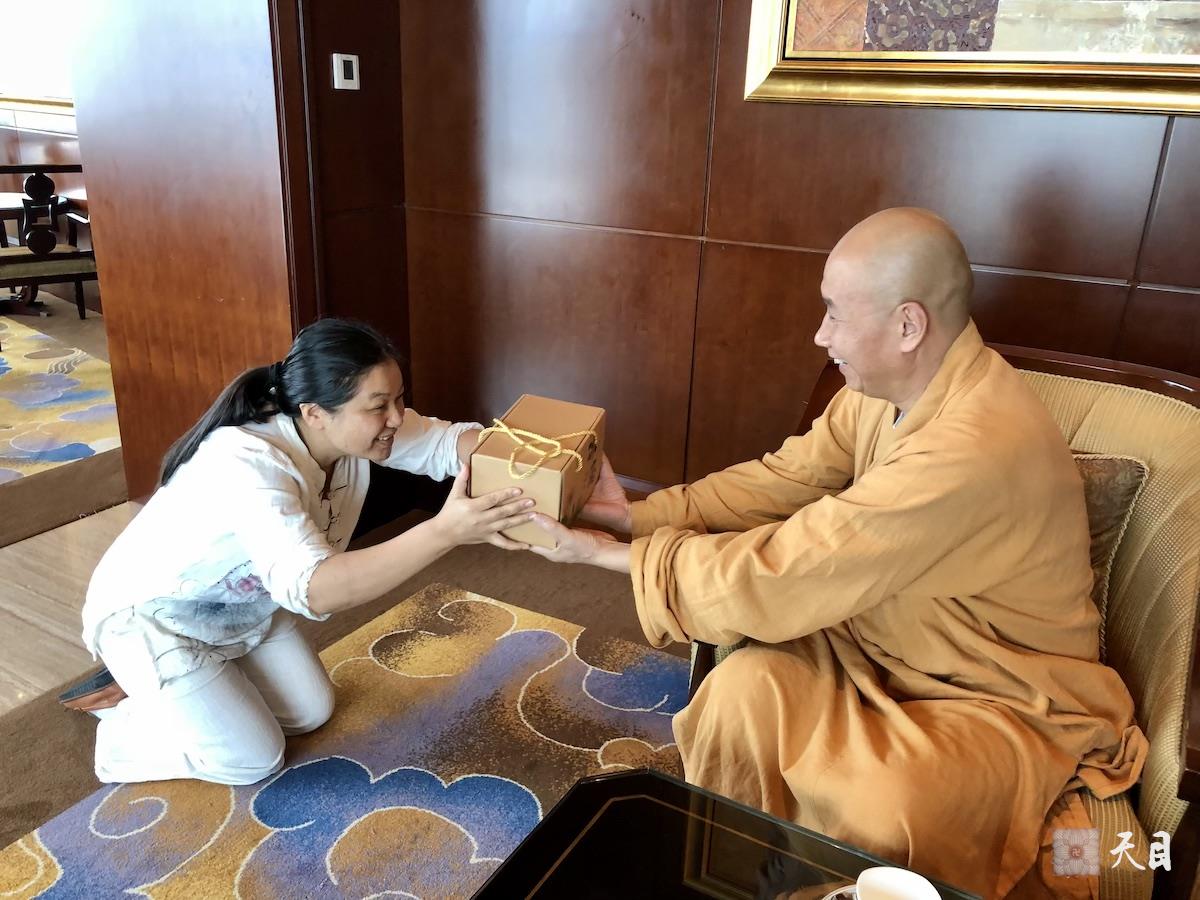 20180630圣观法师在温州香格里拉豪华阁接受常顺居士供养冰岛古树茶