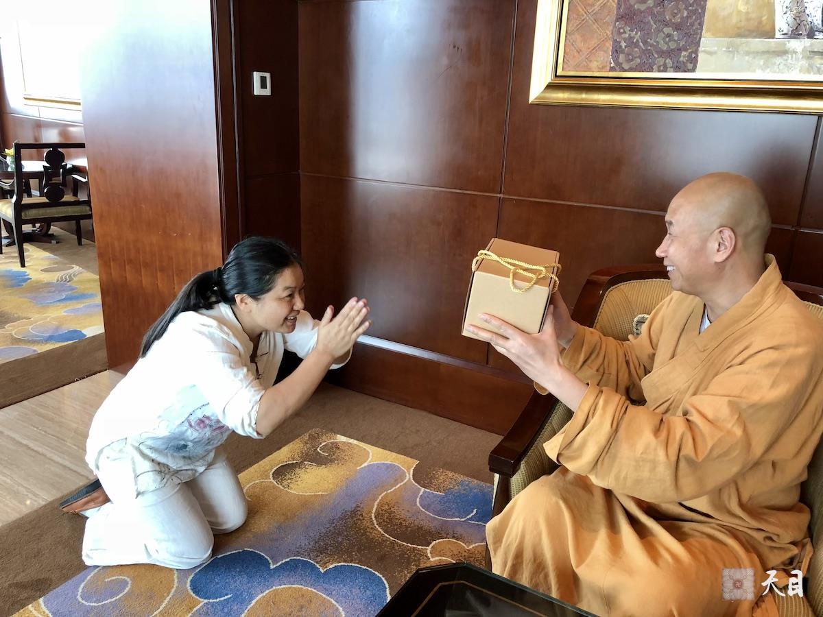 20180630圣观法师在温州香格里拉豪华阁接受常顺居士供养冰岛古树茶