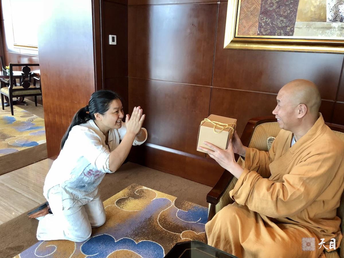 20180630圣观法师在温州香格里拉豪华阁接受常顺居士供养冰岛古树茶