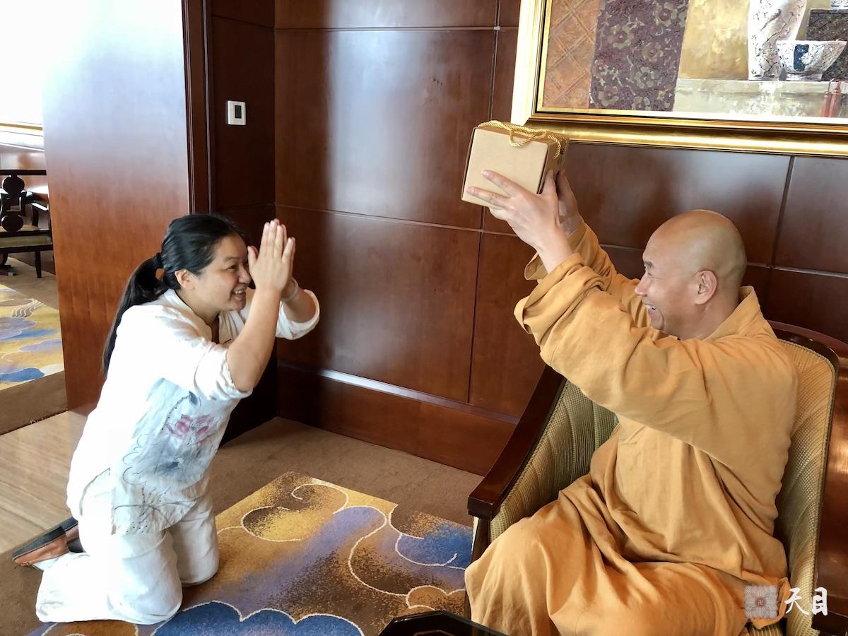 20180630圣观法师在温州香格里拉豪华阁接受常顺居士供养冰岛古树茶