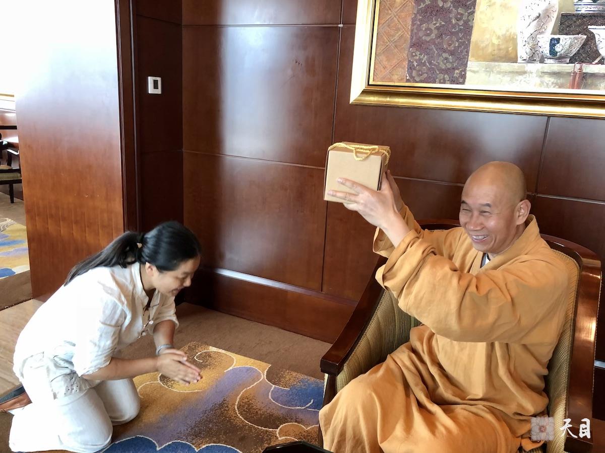 20180630圣观法师在温州香格里拉豪华阁接受常顺居士供养冰岛古树茶