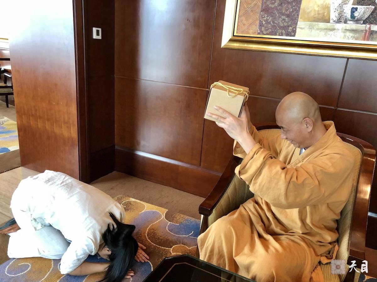 20180630圣观法师在温州香格里拉豪华阁接受常顺居士供养冰岛古树茶