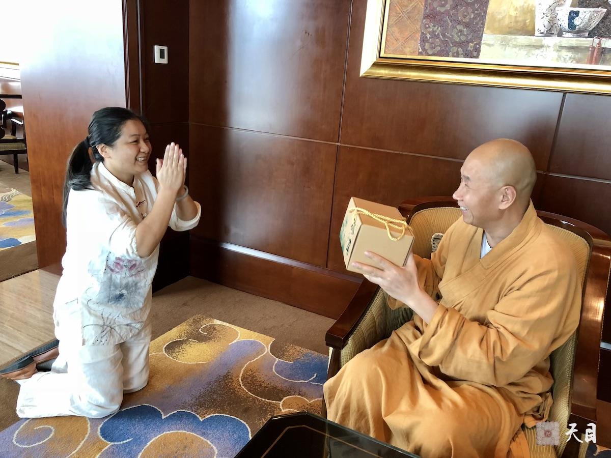 20180630圣观法师在温州香格里拉豪华阁接受常顺居士供养冰岛古树茶