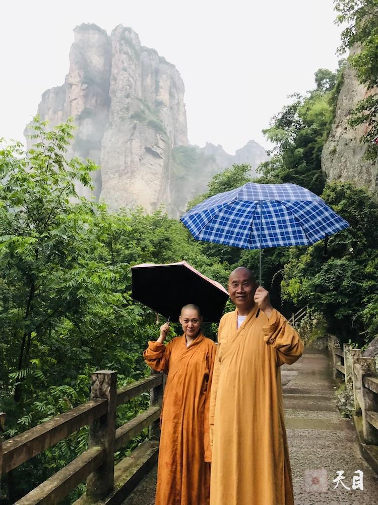 20180702圣观法师带领果实法师等弟子游览温州雁荡山2