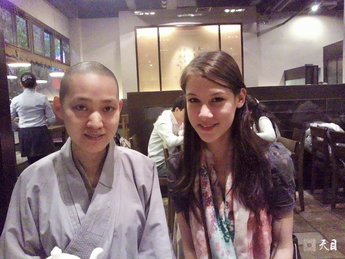 20100510果实法师在上海应许评修女儿珊妮的供养枣子树素食馆吃饭