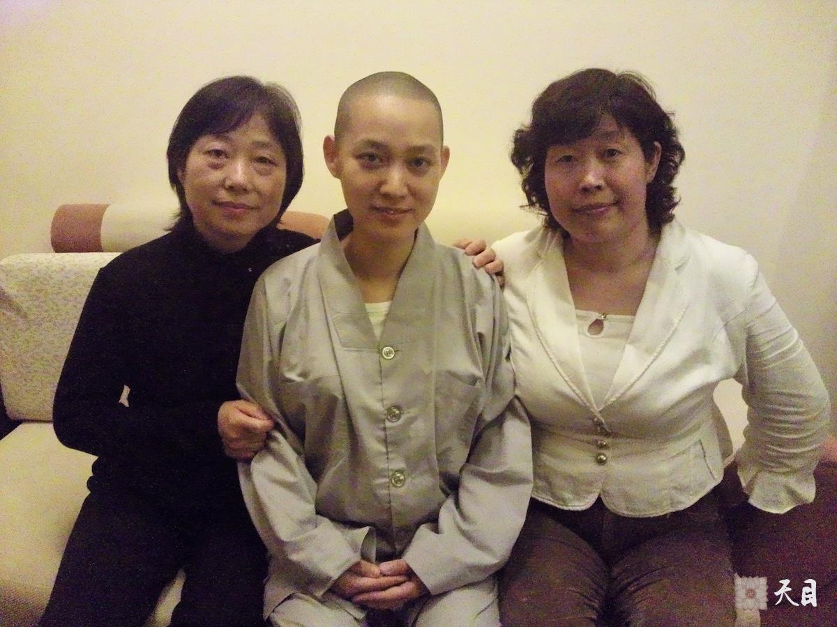 20100520果实法师与许评修女儿珊妮常阳居士张丽居士相聚在珊妮上海中凯公寓