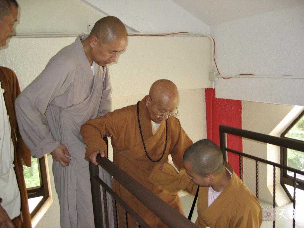 20060508圣观法师陪同戒全长老在香港大屿山参访莲池寺
