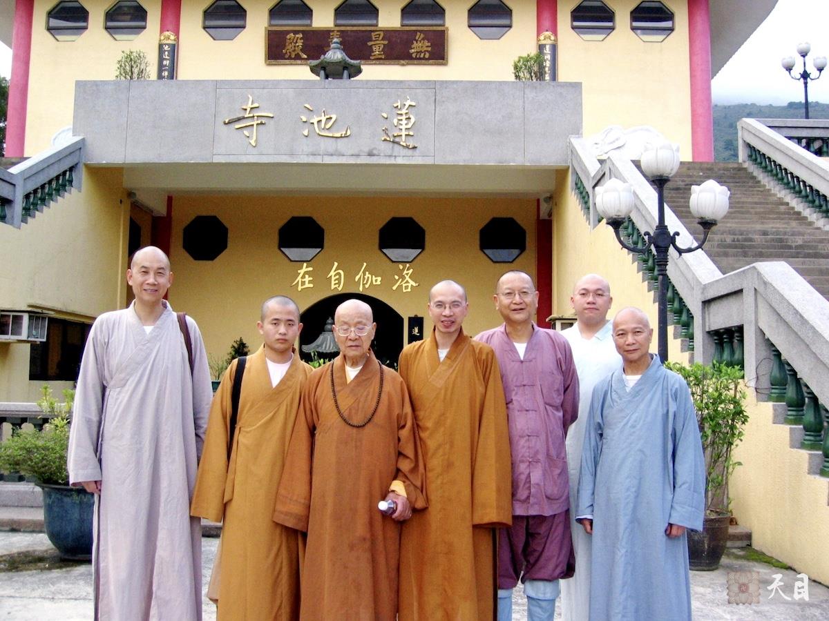 20060508戒全长老在圣观法师的陪同下在香港大屿山观音寺莲池寺