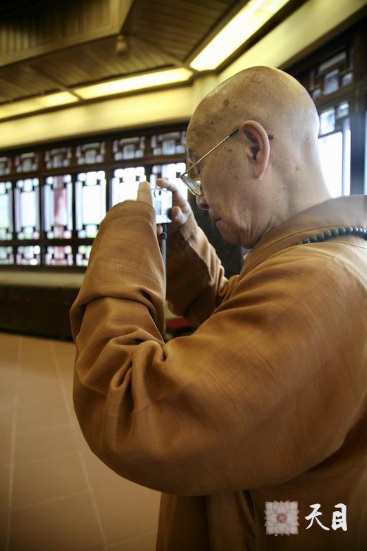 20060508戒全长老在圣观法师的陪同下在香港大屿山观音寺莲池寺