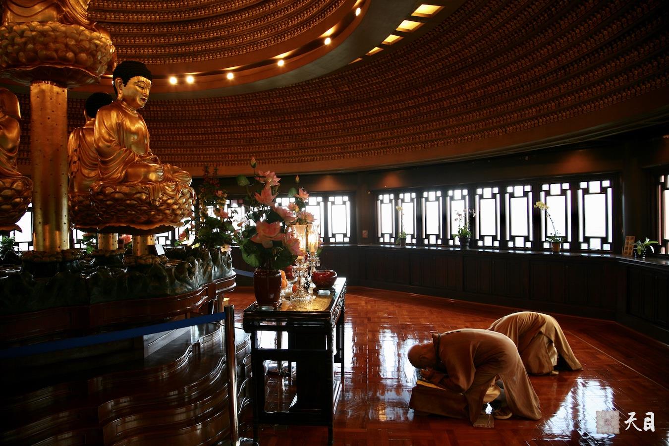 20060508戒全长老在圣观法师的陪同下在香港大屿山观音寺莲池寺