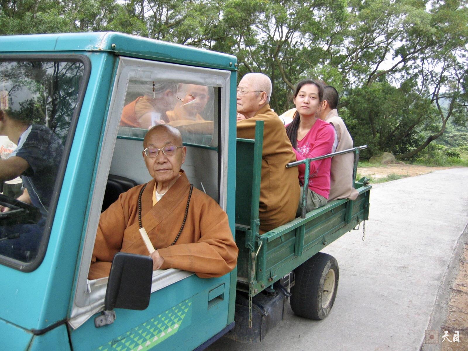 20060508果实（出家前的果实法师）居士跟随恩师圣观法师师公戒全长老在香港大屿山