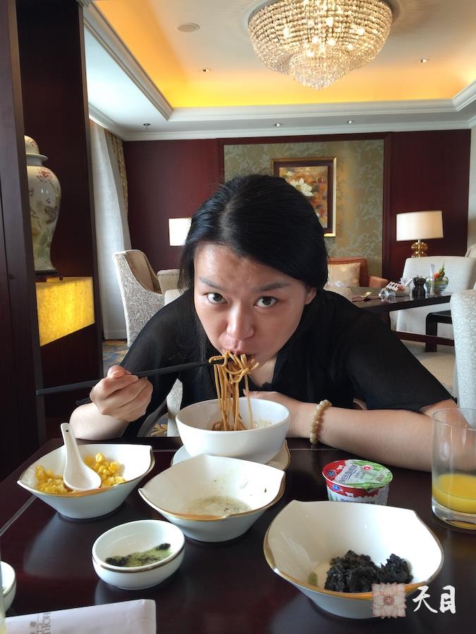 20160613果实法师在常善居士护持下到达武汉带领心一果贞果静居士傅海律师去寻找恩师圣观法师