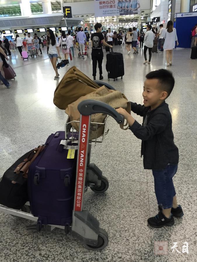 20160612果实法师因航班晚点5小时从深圳乘坐飞机到达杭州常如常意常江常善居士苦等5小时接机后入住杭州城中香格里拉酒店