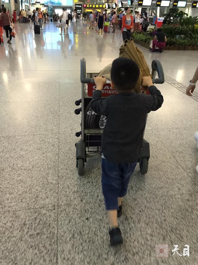 20160612果实法师因航班晚点5小时从深圳乘坐飞机到达杭州常如常意常江常善居士苦等5小时接机后入住杭州城中香格里拉酒店