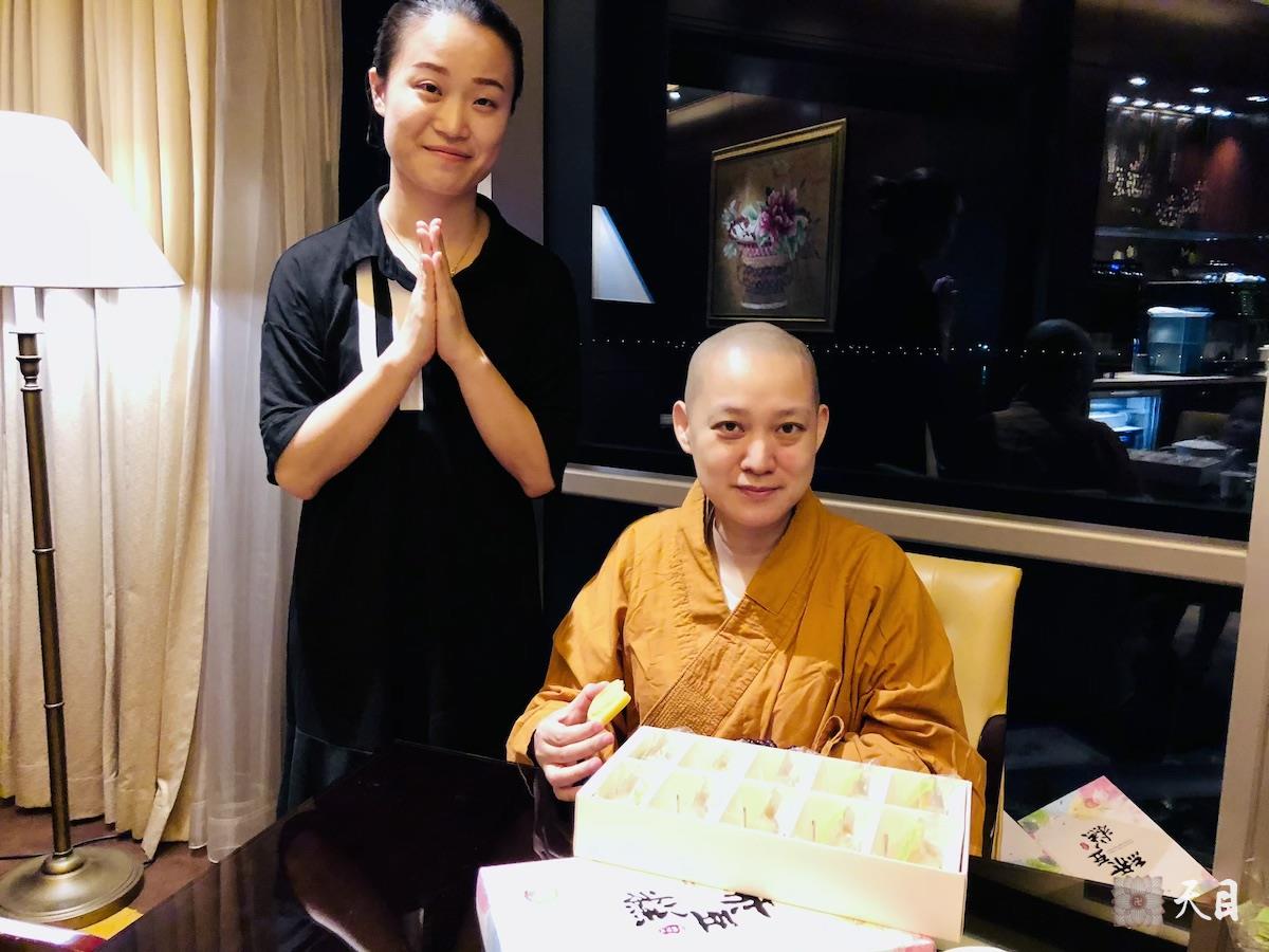 20180702果实法师品尝常莉常帅居士供养的常莉居士亲做的绿豆糕在温州香格里拉豪华阁行政酒廊