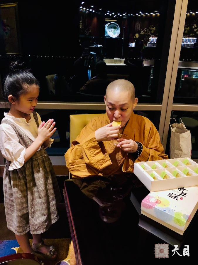 20180702果实法师品尝常莉常帅居士供养的常莉居士亲做的绿豆糕在温州香格里拉豪华阁行政酒廊