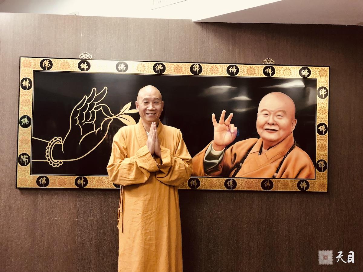 20180706圣观法师在星云长老像前留影