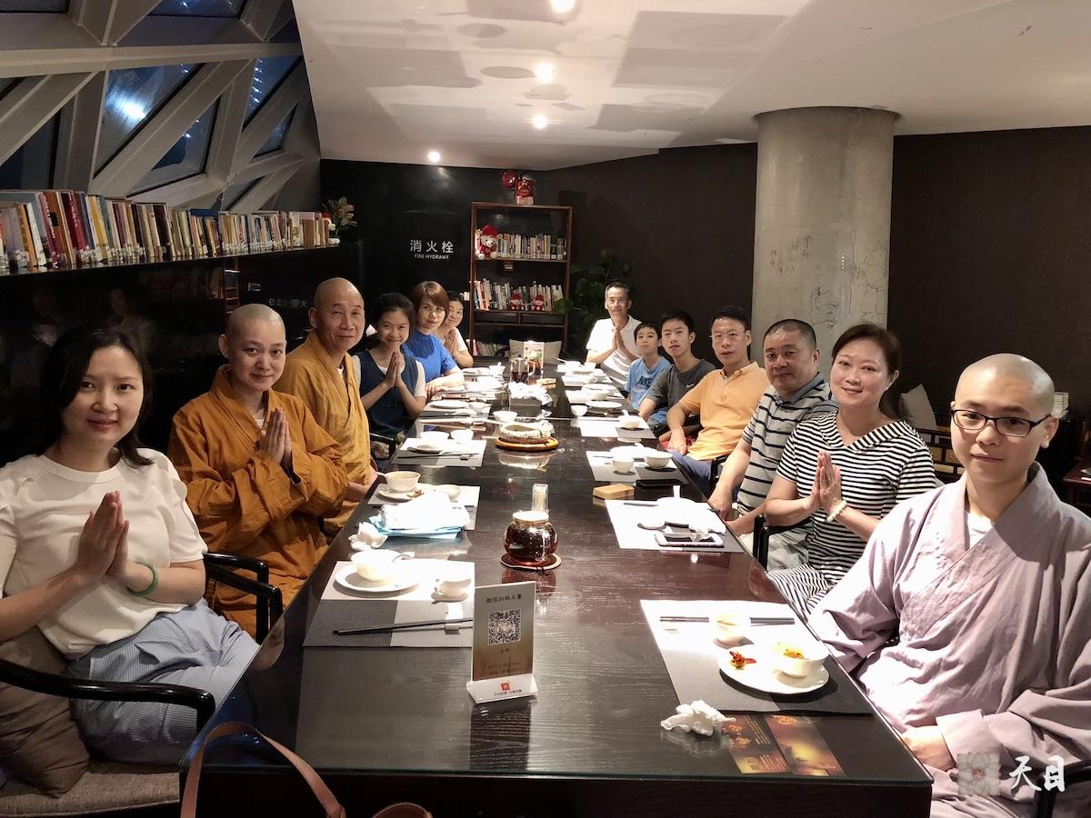 20180706圣观法师带领果实法师在广州应心一果珍居士夫妇供养滴水坊素食馆