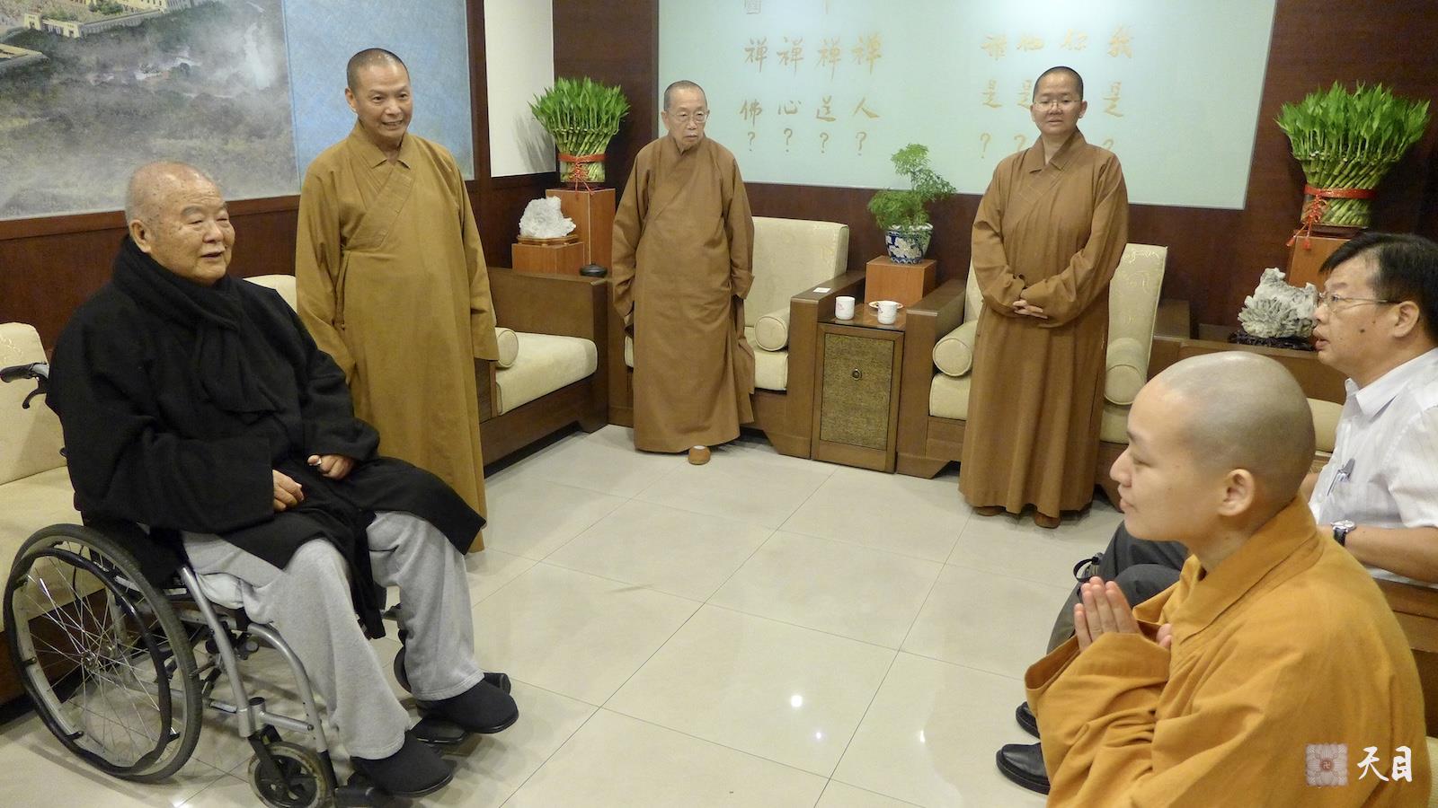 20180706圣观法师在星云长老像前留影