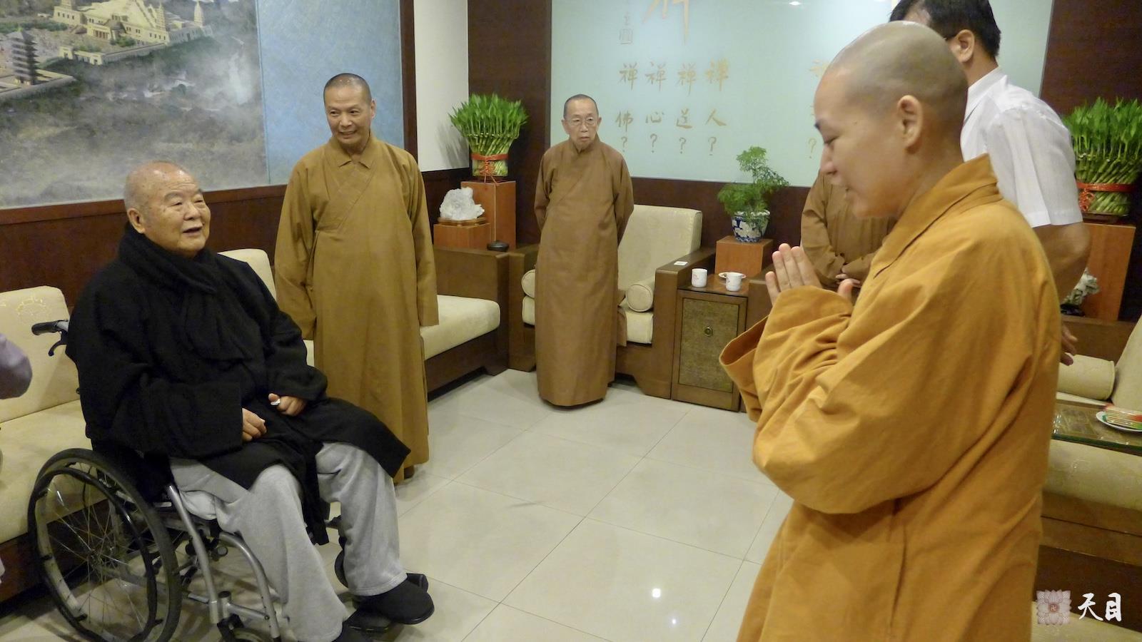 20180706圣观法师在星云长老像前留影