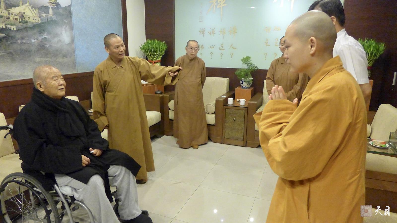 20180706圣观法师在星云长老像前留影