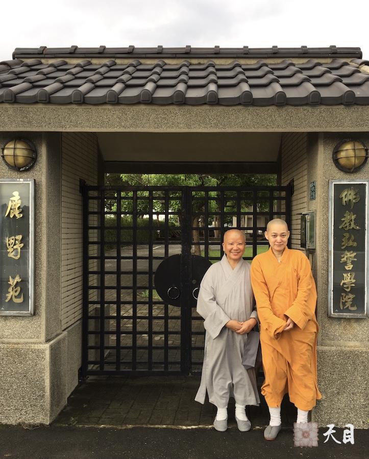 20160914果实法师赴台湾桃园佛教弘誓学院参学和心谦法师合影给恩师圣观法师祈福