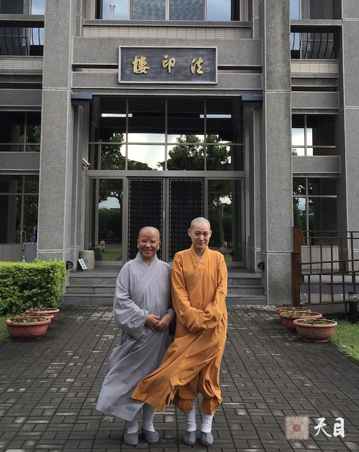 20160914果实法师赴台湾桃园佛教弘誓学院参学和心谦法师合影给恩师圣观法师祈福