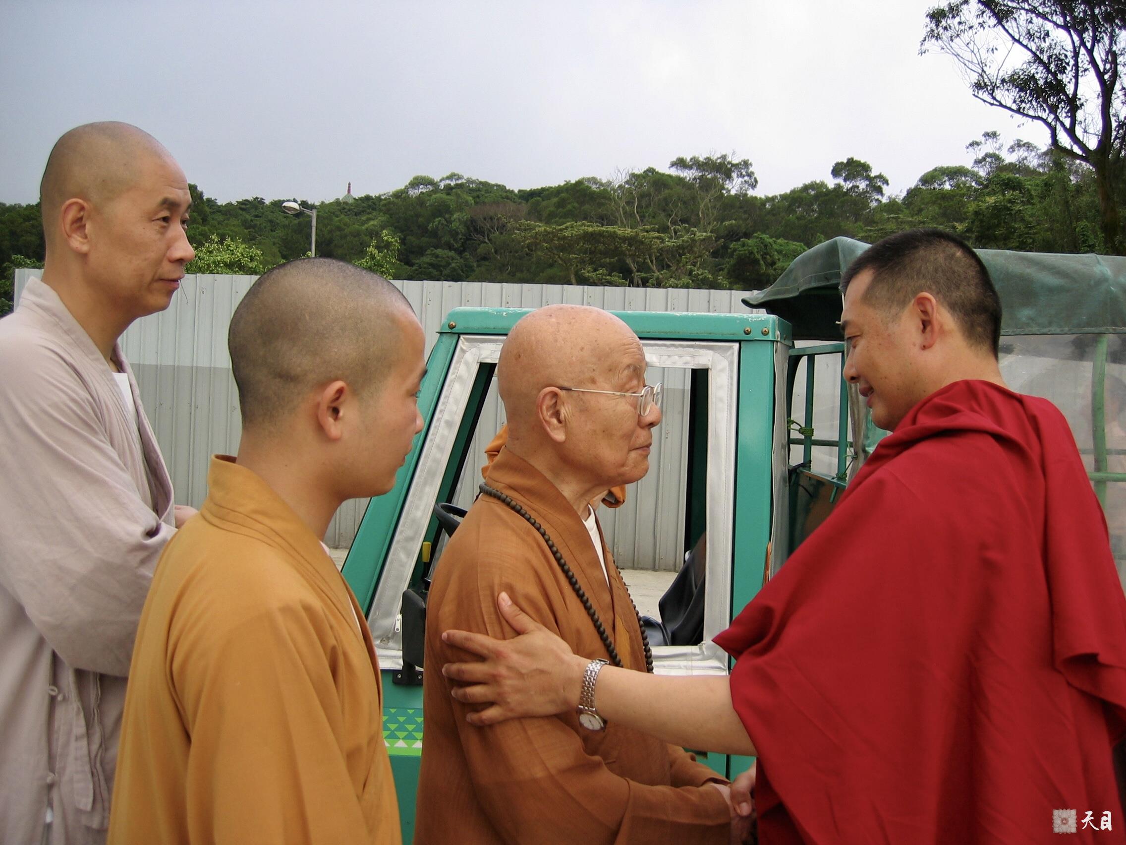 20060507圣观法师陪同戒全长老在香港大屿山宝莲寺参观